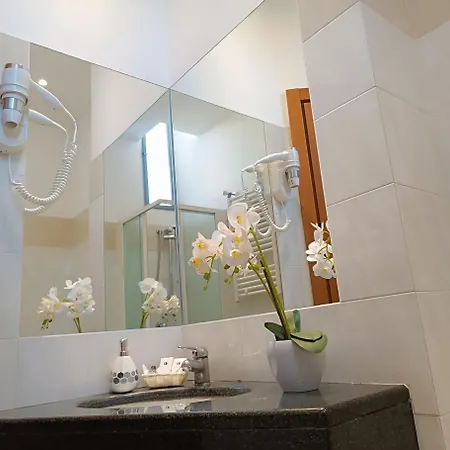 Queen Mary Hotel 3*