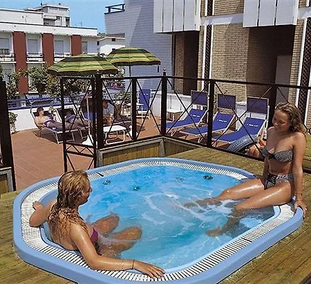 Hotel Queen Mary 3*